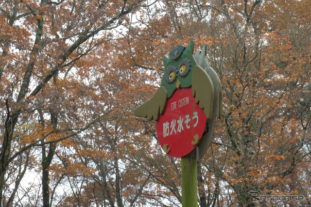 敷地内は消火栓の表示にも装飾が。宮沢文学にしばしば出てくるフクロウである。