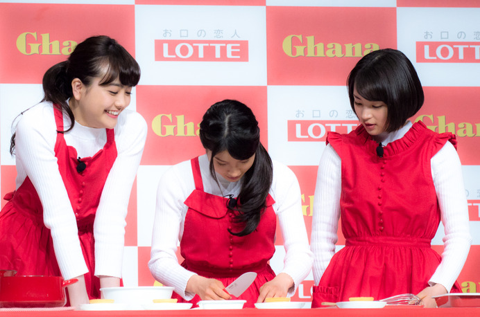 ロッテ『初チョコ女子とつくる 手づくりガーナバレンタイン教室』に土屋太鳳、松井愛莉、広瀬すずが参加（2017年2月9日）