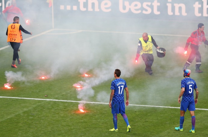 EUROでクロアチアサポーターが発煙筒、爆竹の投げ入れ…選手は失格も覚悟
