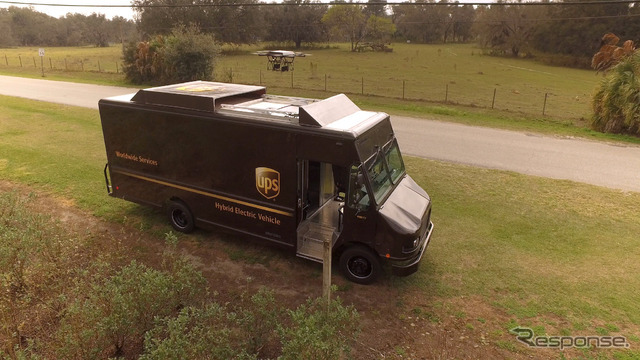 米国フロリダ州で実施された配送テストで電動UPSトラックから離陸したドローン