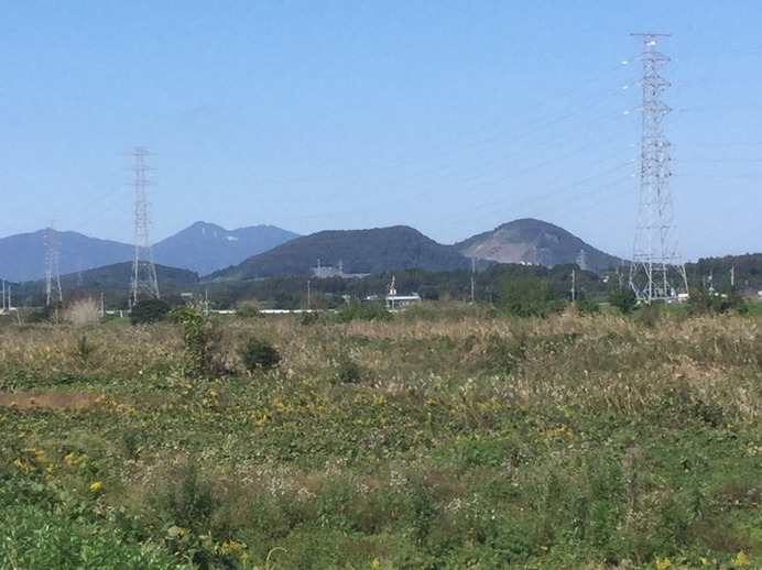 「割れ山」こと、竜神山の遠景。茨城県石岡市にある。