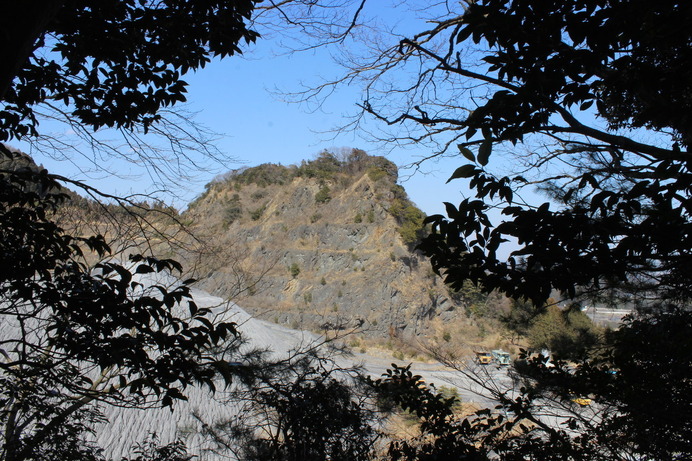 染谷佐志能神社がある山を登ると、採石の現場が見おろせた。