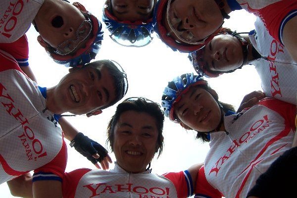 　YAHOO!JAPANがメインスポンサーについたチームバンが、5月14日に大阪府堺市で開幕するツアー・オブ・ジャパンのメンバーを発表した。04年の覇者である福島晋一と弟康司、21歳の新城幸也らがメンバーに加わった。