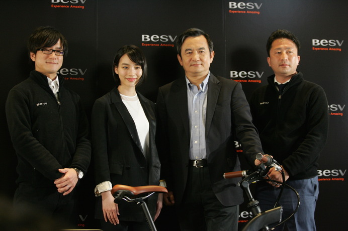 BESV JAPANのアンディー・スー会長（右から2人目）、アンバサダーの女優「のん」