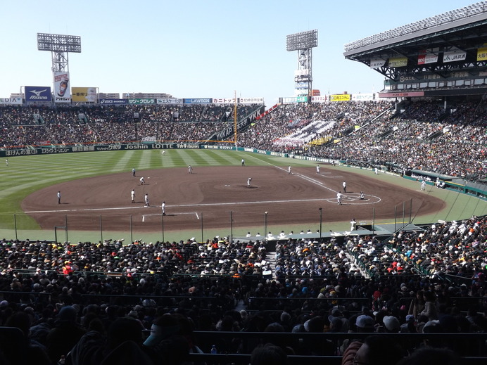 高校野球ファンの詰めかけた阪神甲子園球場