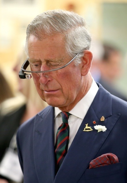 Google Glass。5月、カナダを訪れた英チャールズ皇太子が試着　(c) Getty Images
