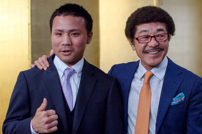 世界タイトルマッチに挑戦する比嘉大吾（左）と具志堅用高会長（2017年4月3日）
