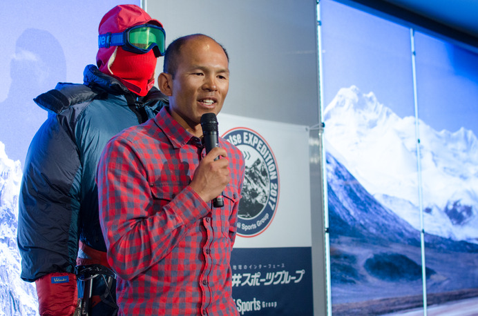 ICI 石井スポーツの荒川勉社長によるエベレスト挑戦に同行する平出和也さん（2017年4月3日）