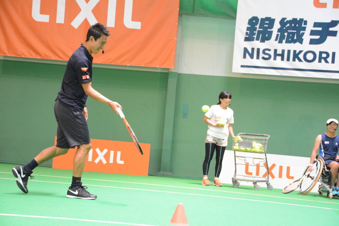 7月19日、錦織圭選手が「LIXIL 錦織チャレンジ」～ユニバーサルテニス体験～と題したイベントにサプライズ参加し、日本女子車いすテニス界の次世代を担う選手の1人、船水梓緒里（しおり）選手や、小学生24名らとボールを打ち合った。