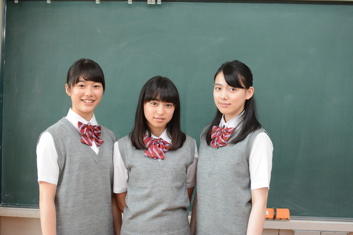 左から矢崎希菜さん、中尾萌那さん、毛利愛美さん