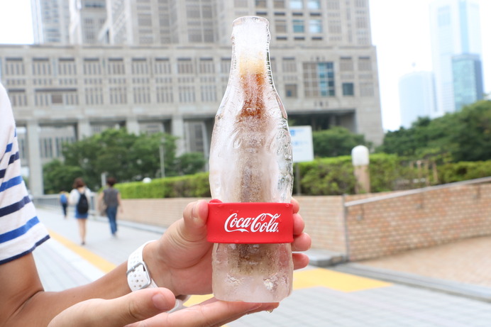 氷の「コカ・コーラ」ボトルが届く「コーク便」が編集部にやってきた！