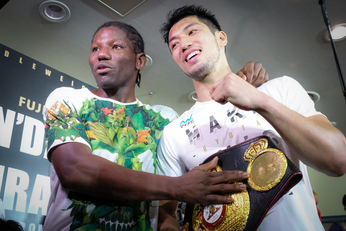WBA世界ミドル級王者を獲得した村田諒太（右）をたたえる元王者のアッサン・エンダム（2017年10月23日）
