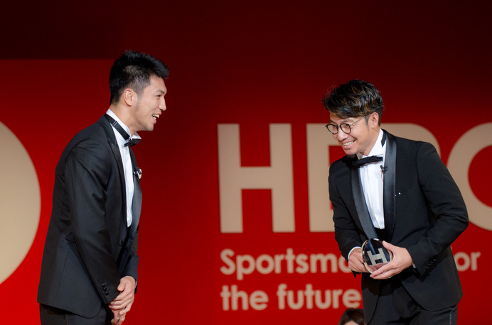 HEROs AWARD 2017でプレゼンターを務めた村田諒太（左）と受賞者の鳥谷敬（2017年12月11日）
