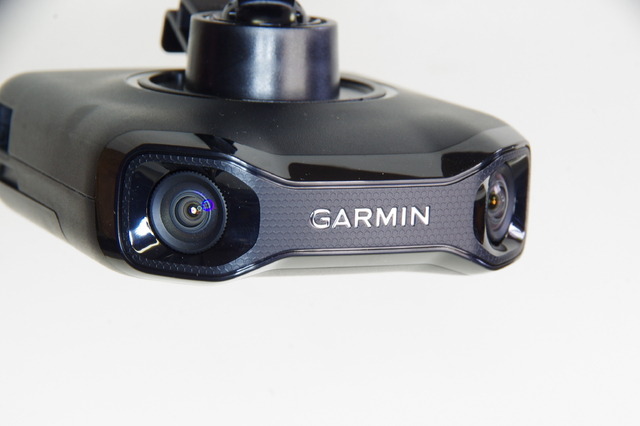 本機の最大の特徴である2台のカメラ。レンズは外側に45度くらいの角度をつけて搭載されている。