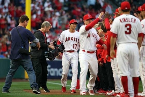 本拠地での開幕セレモニーで大歓声を浴びたエンゼルス・大谷翔平【写真：西山和明】