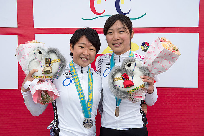 女子ジュニアロードレースの梶原悠未（左）と坂口聖香