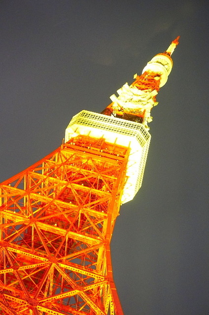 黄色にライトアップされた東京タワー