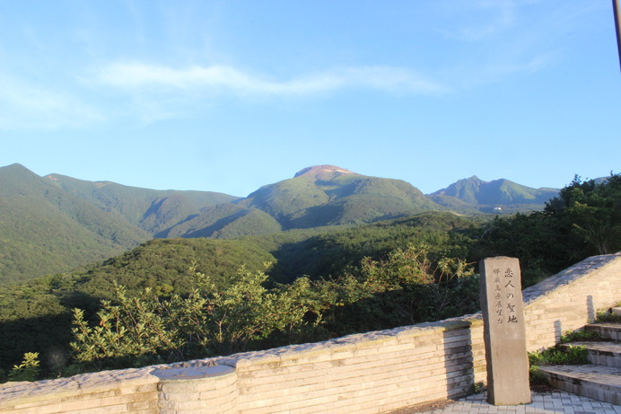 恋人岬から見た那須岳（茶臼岳、朝日岳）。