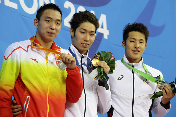 アジア大会14仁川（2014年9月24日）競泳男子400メートル個人メドレーで萩野（中央）が優勝（c）Getty Images