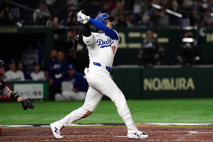 【MLB】大谷翔平、挨拶代わりの“特大アーチ”を地元紙も速報「皆さんが寝ている間に打ちました」　最強打線が1イニング3発の破壊力