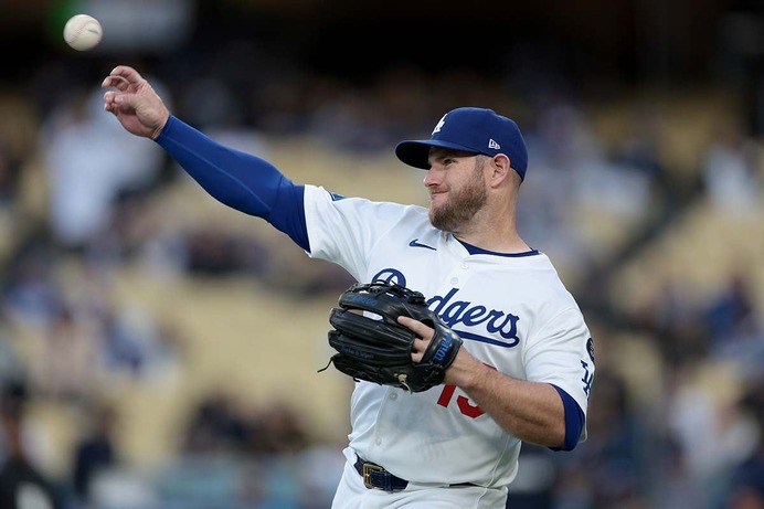 【MLB】不振のマンシー、守備でも送球ミスで精彩欠く　ドジャースファン憤慨「投げるたびに宝くじを引いている気分」