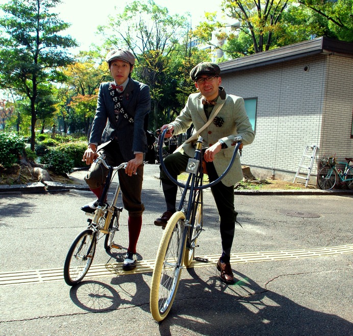 服装にも自転車にもこだわりを感じられる西内努さん（40＝写真右）と宇治澤有起さん（26）