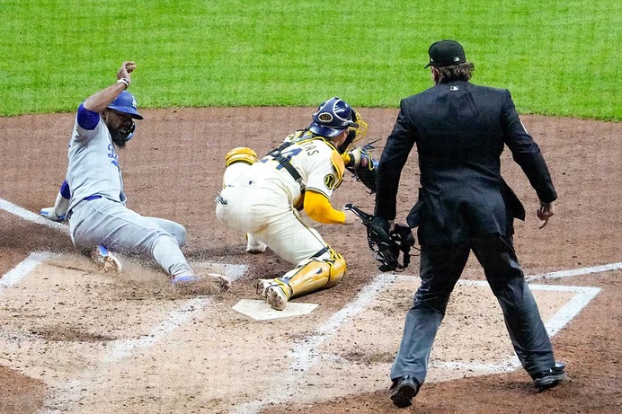 【MLB】「一体何が起きたんだ？！」ドジャースvs.ブルワーズ戦、満塁“8-6-2”センターゴロ併殺の珍事にファン騒然