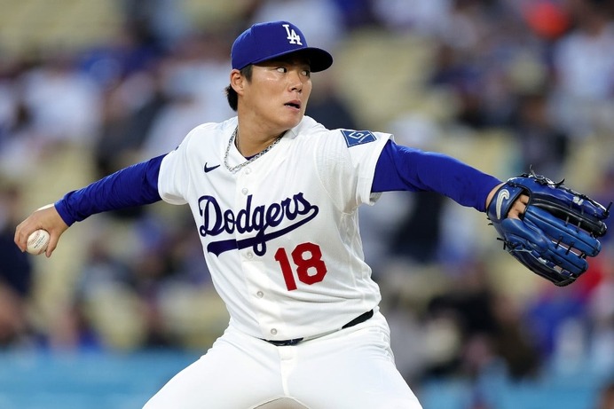 【MLB】山本由伸、フリーマンの送球ミスをジャンプで好捕し“ベースに着地”　地元メディアは冷や汗「ファンは心臓発作を起こしかけた」