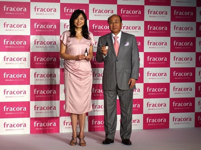 山口智子（向かって左）と協和の堀内泰司代表取締役社長