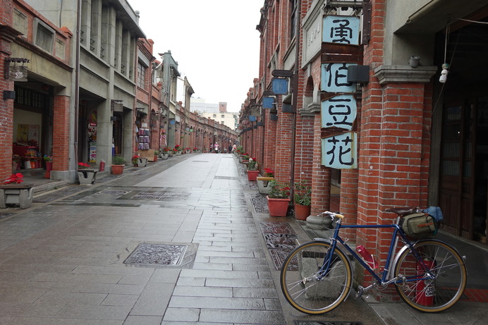 三峡の古い街並には、クラシックな自転車が似合う