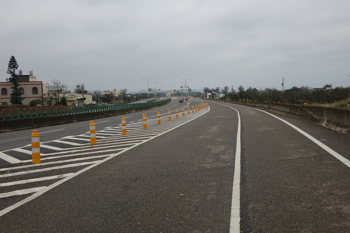 この道の場合は、最も右側が自行車道（台湾で言う自転車道）となる