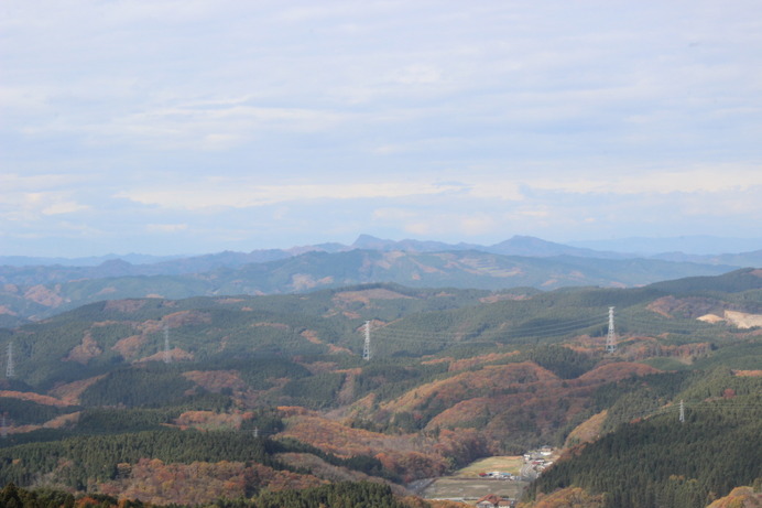 突き出た岩（おそらく、徳川光圀の座禅石）から見た景色。中央に見えるのが奥久慈男体山だ。