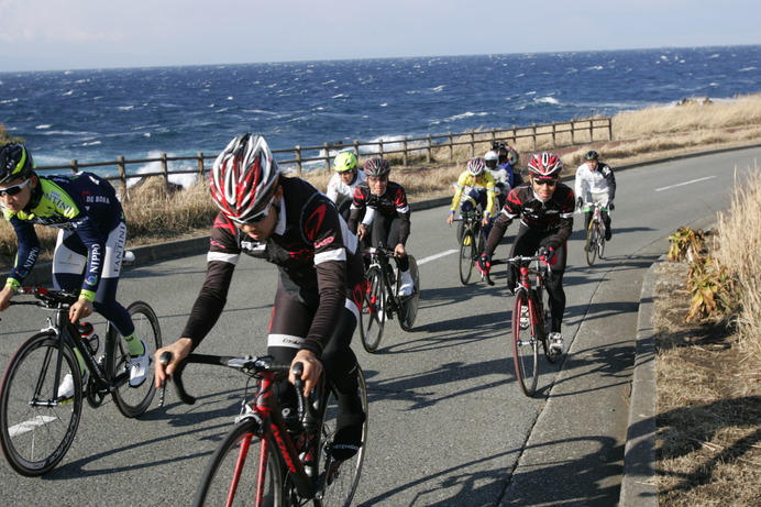 伊豆大島のアジア選手権コースを試走。気圧配置によっては西側の海から強風が吹き寄せる