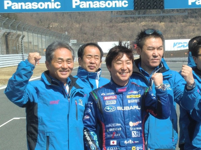 左から辰己総監督、後列のひとりを挟んで佐々木孝太ドライバー、小澤監督。