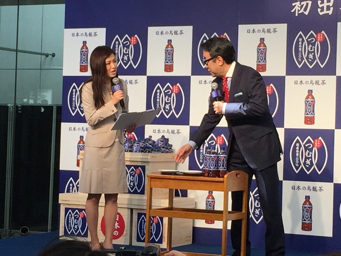 コカ・コーラシステムは3月16日、国産茶葉を利用した「日本の烏龍茶 つむぎ」を発売すると発表した。これにあわせて都内で発表会見を行い、映画監督の三谷幸喜さん、タレントの橋下まなみさんが参加した。