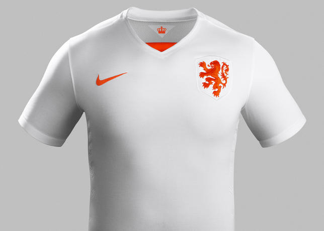 ナイキ、オランダフットボールチームのプレイスタイルを称える「アウェイキット」発表