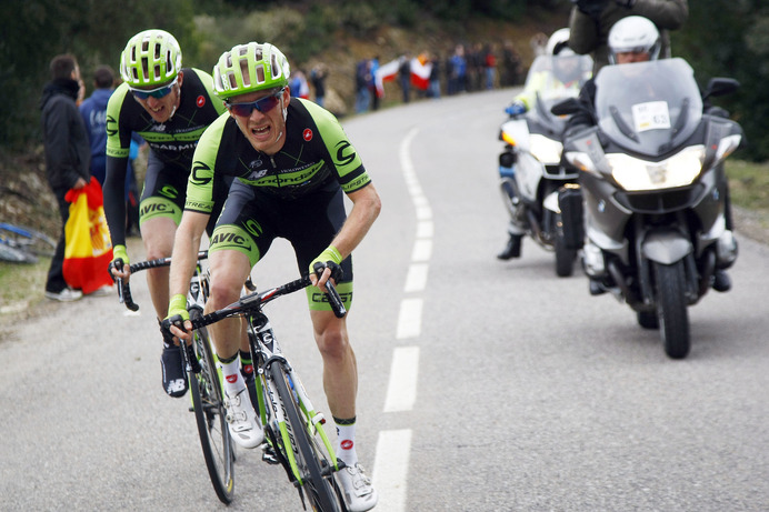 2015年カタルーニャ一周第3ステージ、追走するアンドリュー・タランスキーとダニエル・マーティン（キャノンデール・ガーミン）