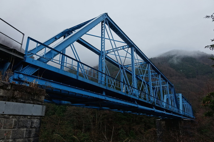 第二渡良瀬川橋梁。銘板には「東京石川島造船所　明治四十四年製作」と記されている