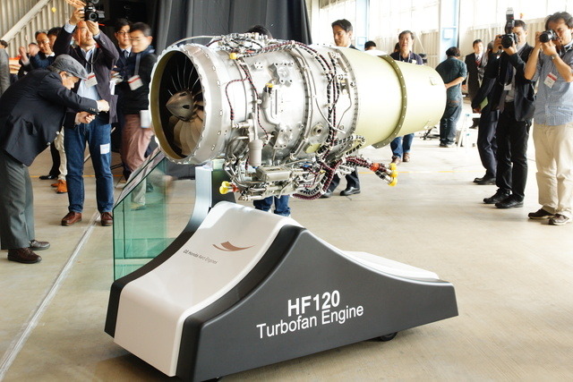 ホンダジェットに搭載されるエンジン「HF120」は驚くほどのコンパクトサイズ。