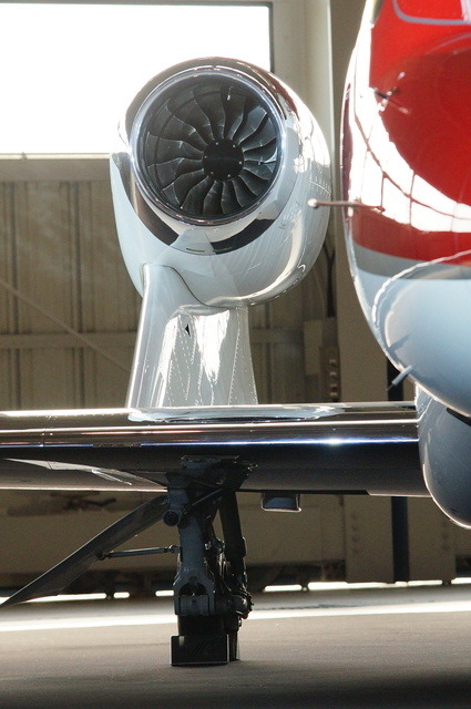 主翼上にマウントされたHF120エンジン。