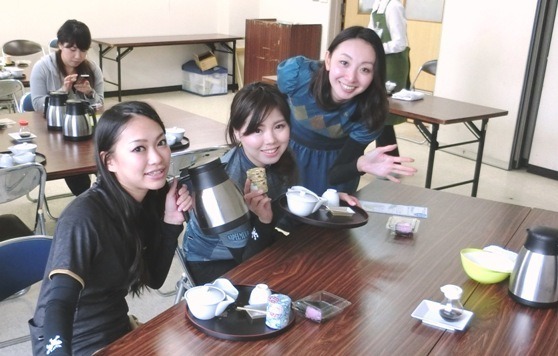 「和束茶カフェ」で日本茶の美味しい淹れ方講座を受講するちゃりん娘