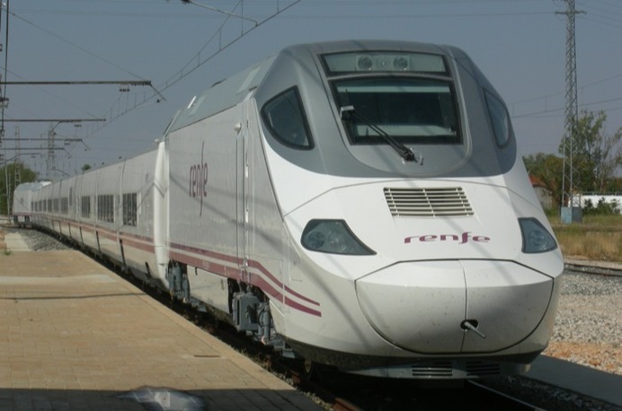 軌間可変列車の実用化では世界でスペインが先行している。写真は両端に動力車を連結した「タルゴ250」（スペイン国鉄での形式はS130形）