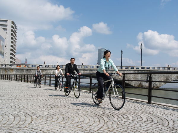 　新潟市の自転車を活用したまちづくり推進協議会が市内の中心街で新しいレンタルサイクルシステム「スマートクルーズ」の運営を4月1日に開始する。新たに用意される自転車は本格的なサイクリング仕様で、価格はすべて10万円以上。通称「1000ドルバイク」といわれるスポ