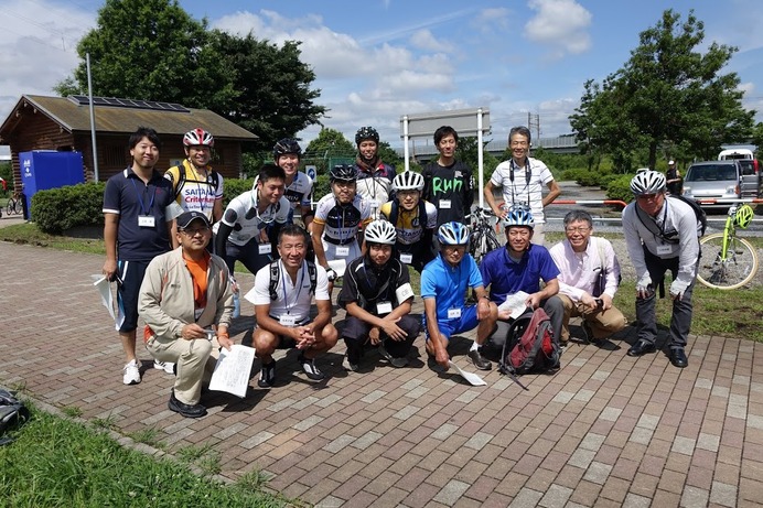 「さいたまサイクリングロード実走調査」に参加したメンバー。自転車活用推進研究会の会員を主に、さいたま市自転車まちづくり推進課の職員らも