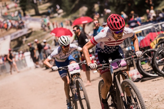 2015年UCI MTBワールドカップ・クロスカントリー第3戦スイス女子、リー・デビソン（スペシャライズド）とキャサリン・ペンドレル（ルナ）