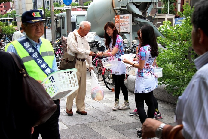 大阪で「信号守らせ隊」が発足…ちゃりん娘も啓発活動に参加