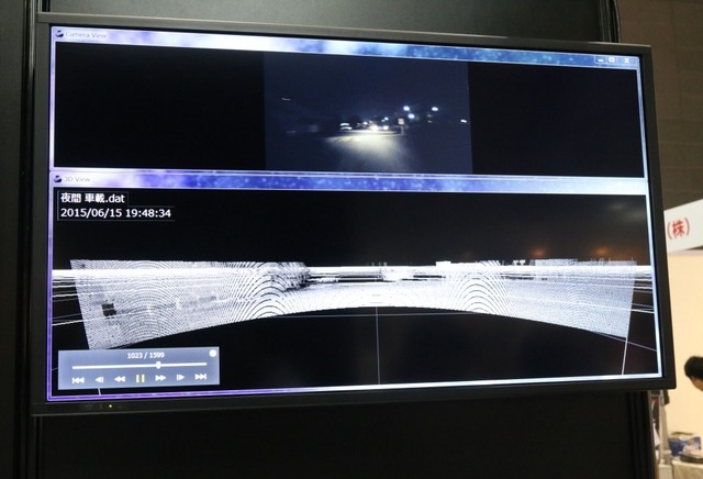 夜間走行中のクルマに「LASER RADER」を搭載し、取得した三次元情報を可視化したもの（撮影：編集部）