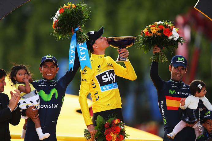 ツール・ド・フランス総合優勝はフルーム（中央）、2位キンタナ（左）、3位バルベルデ（右）に（2015年7月26日）