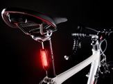 5種類の調光パターン、USB充電の自転車用前照灯＆リア灯 画像