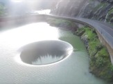 ダムの穴をドローンで空撮した映像が凄まじい! 画像